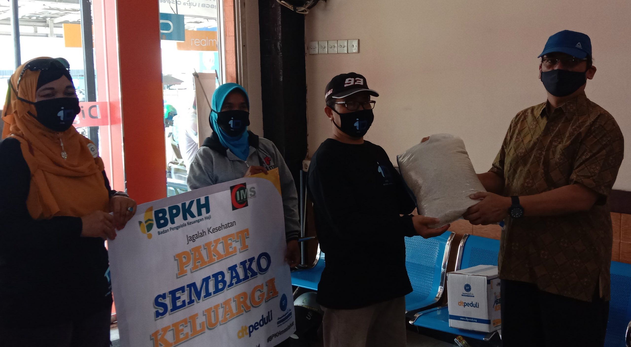 Sekda Kota Depok Bagikan 50 Paket Sembako Dari BPKH - Lensaparlemen.com